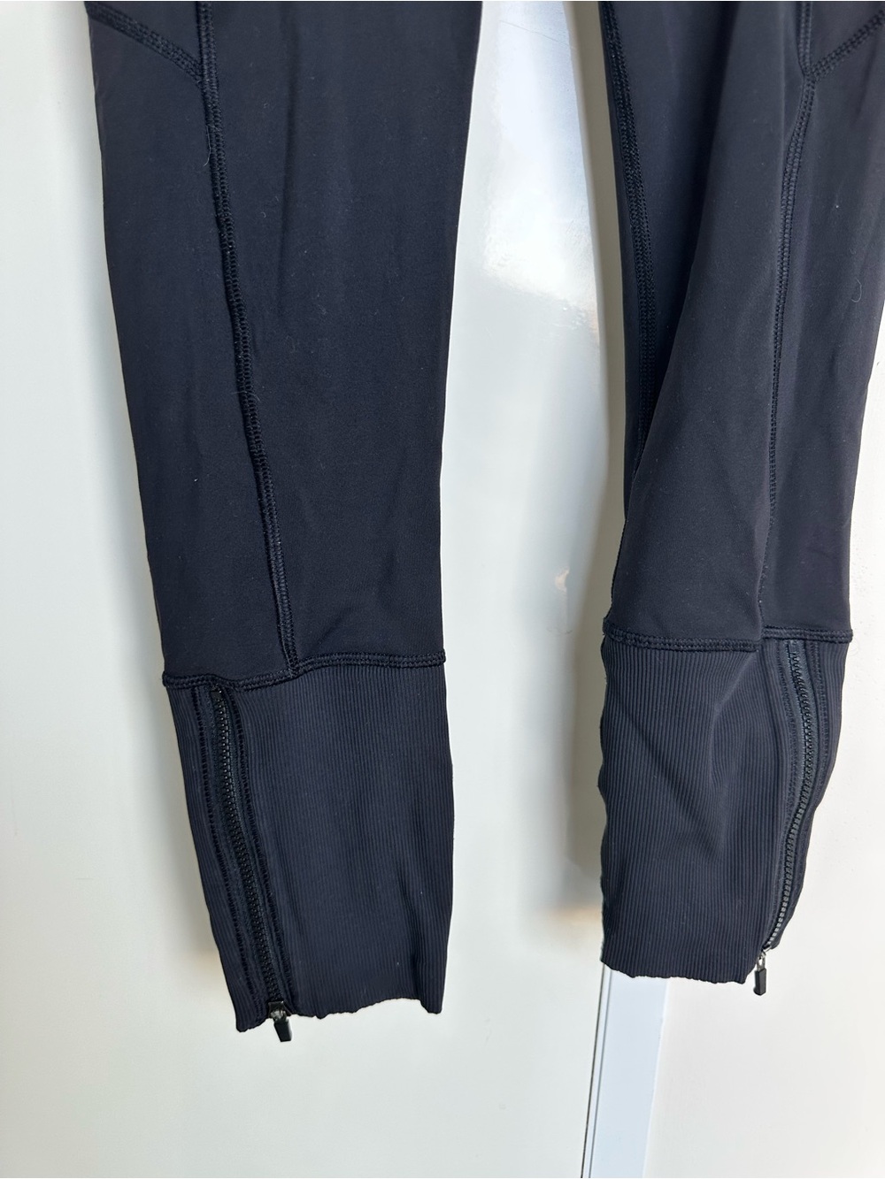 Lululemon Black Inspire Crop Leggings with Ankle Zippers and Side Pockets Sz 4 - Picture 5 of 11